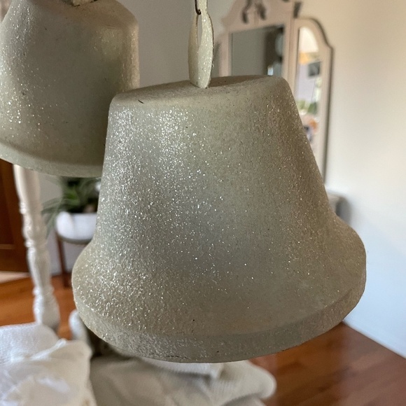 SET OF 4 METAL OFF WHITE GLITTER CHRISTMAS BELLS - Picture 7 of 9